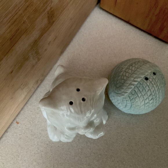 Cat & Yarn | Salt & Pepper | Adorable Kitsch Kitty Set of Kitchenware - Picture 4 of 11